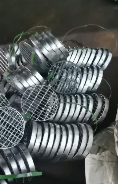 鍍鋅鋼格柵蓋板:直徑200 厚度25 格子10×30 鍍鋅鋼格柵蓋板:直徑200 厚度25 格子10×30